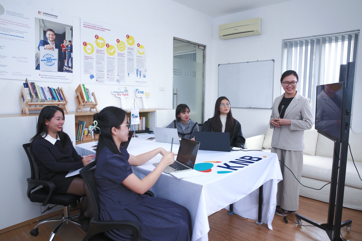 Lớp học và thực hành trực tiếp tại KNB